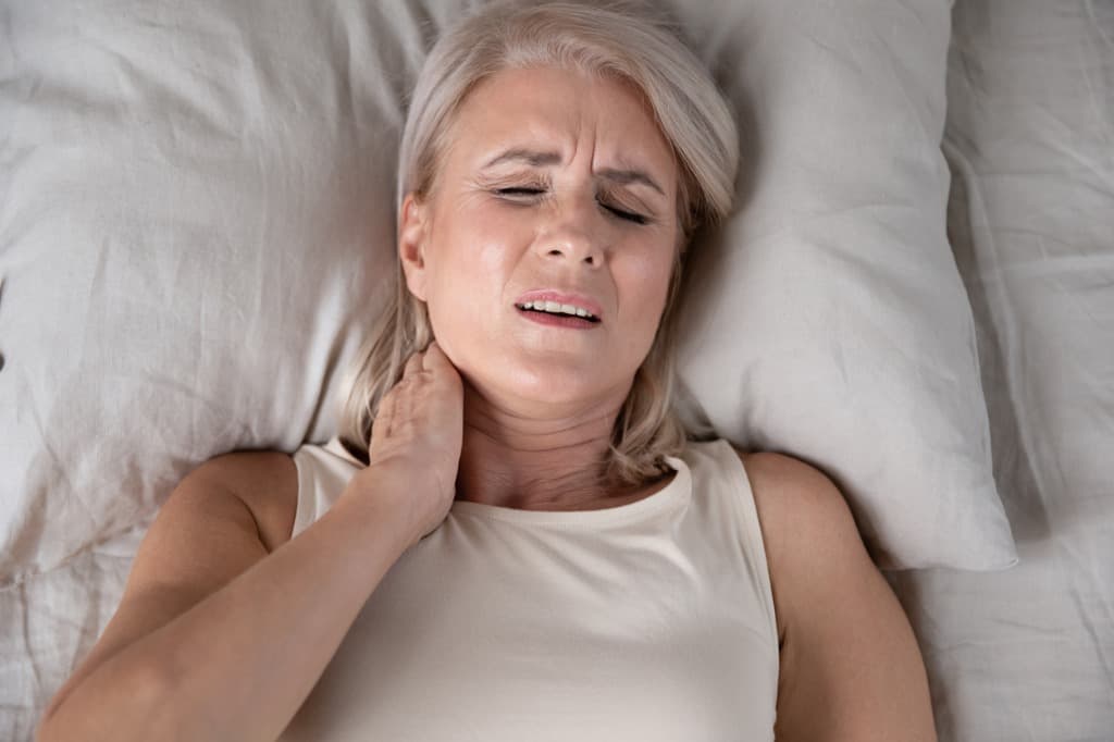 Pourquoi vous réveillez-vous avec une douleur au cou et que pouvez-vous faire à ce sujet ?