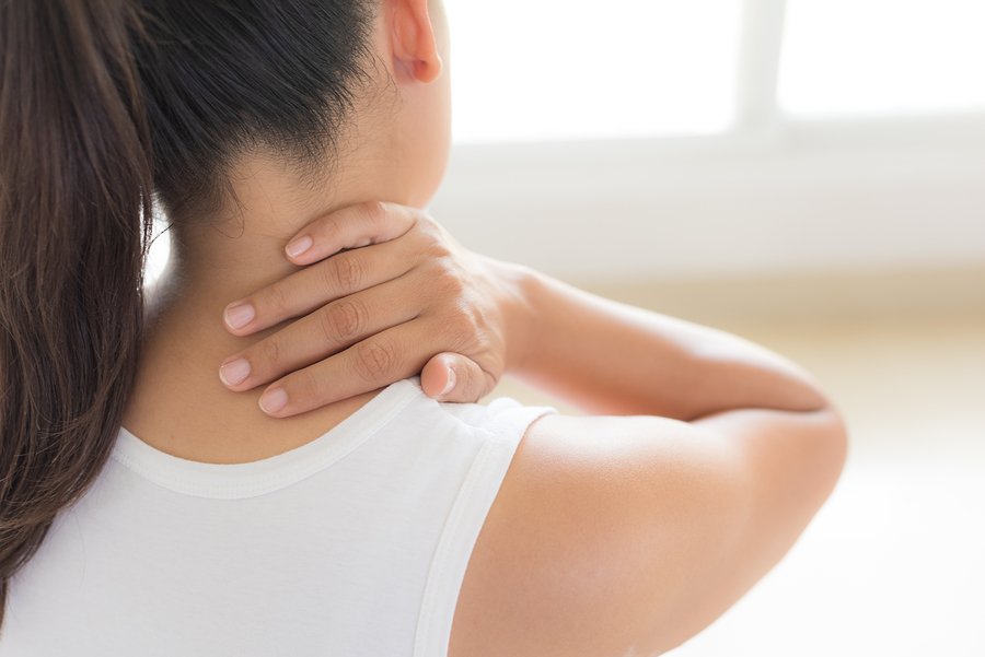 Douleur au cou : causes, traitements, remèdes maison