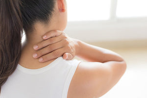 Douleur au cou : causes, traitements, remèdes maison